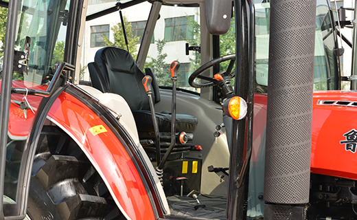 DB真人-1304型拖拉机