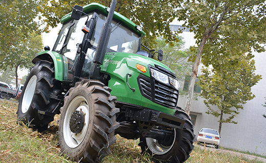 DB真人-1104型拖拉机