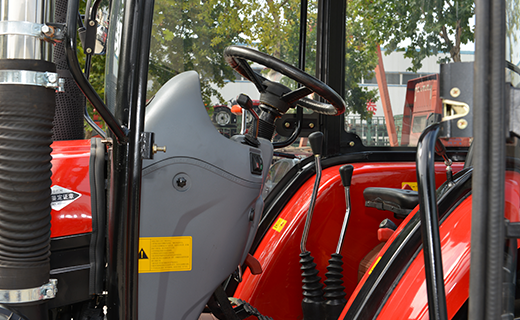 DB真人-704型拖拉机