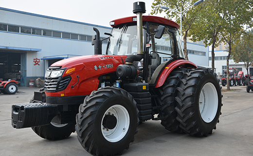 DB真人-1804型拖拉机