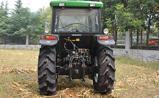 DB真人-1104型拖拉机