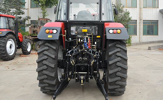 DB真人-1504型拖拉机
