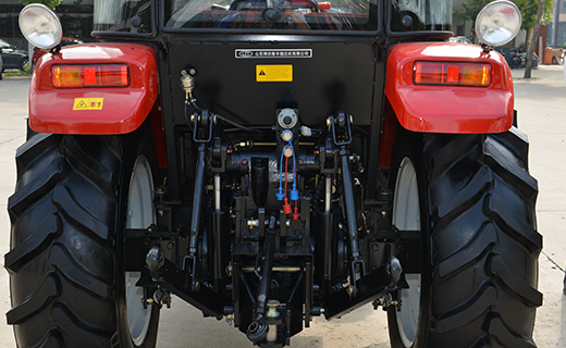 DB真人-704型拖拉机